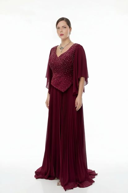 فستان سهرة بورغندي مزين ومطوي بمقاسات كبيرة